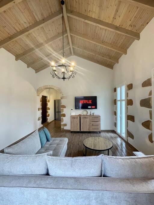 Villa Eftychia Serene Getaway With Hot Tub In A Quiet Location Кісамос Екстер'єр фото